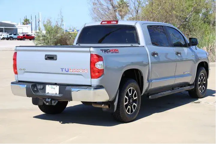 $30172 : Toyota Tundra 2018 4x4 SR5 4 image 8