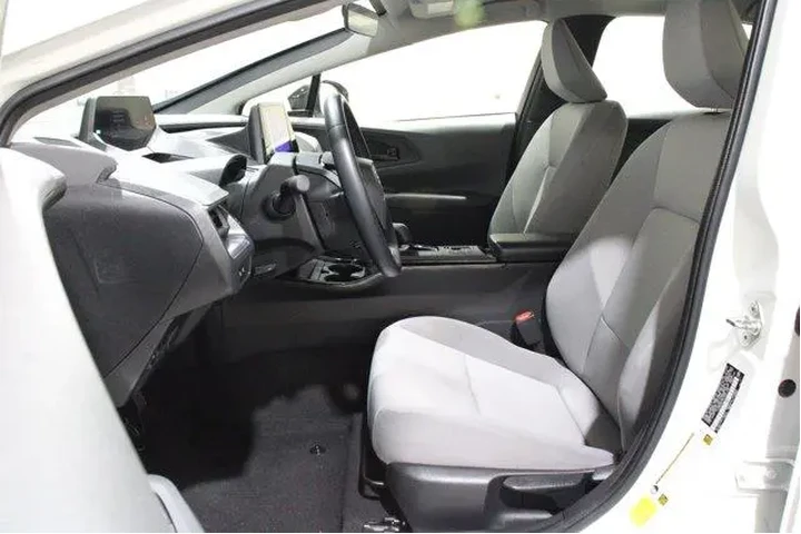 $27998 : Toyota Prius 2023 LE 4dr Hat image 3