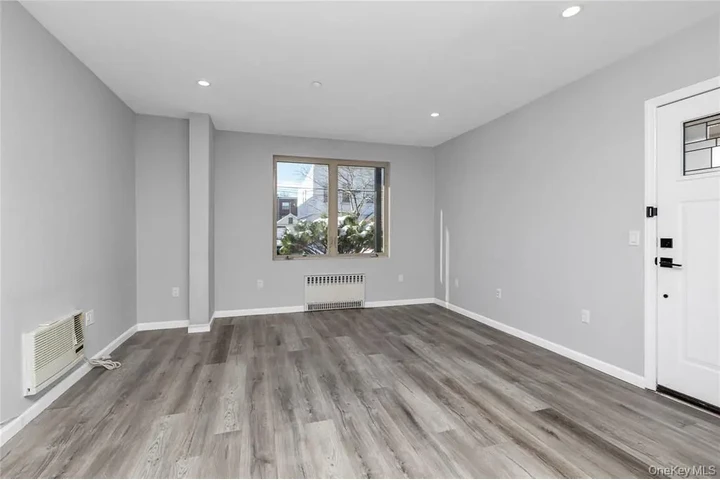 $3300 : Tres cuartos Apt/Fresh Meadows image 2