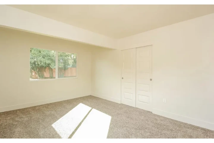 $2485 : Beautiful 3 Bed Home in Carson image 5