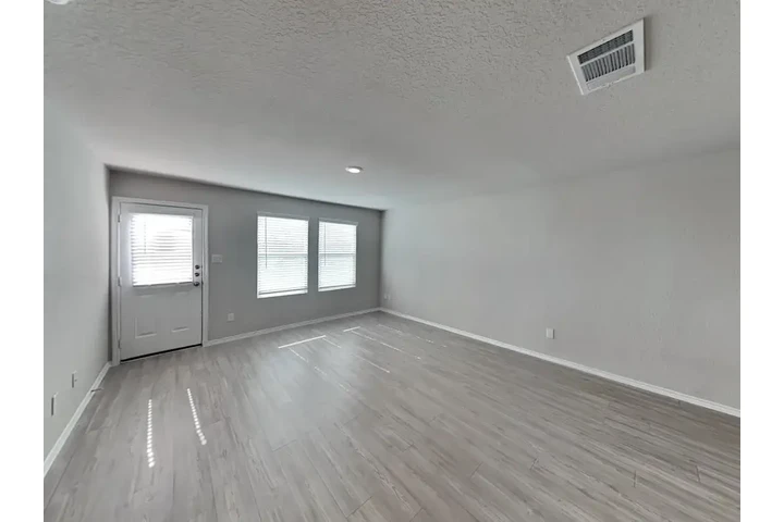 $972 : Comfortable Apartment image 1