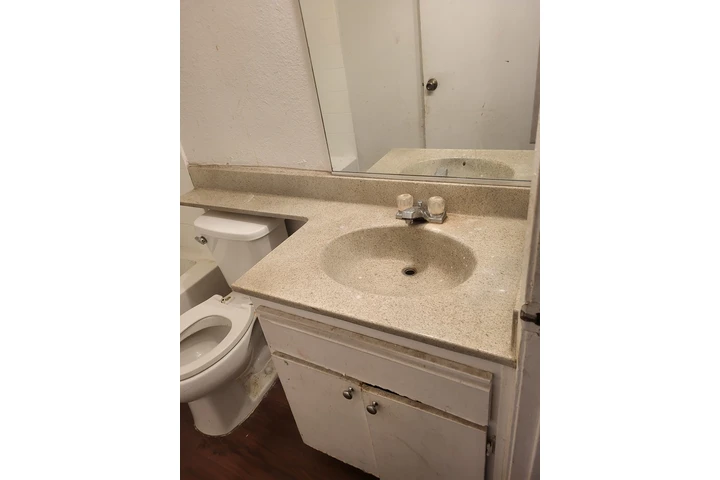 $2200 : South Towers Bonnie Brae image 7