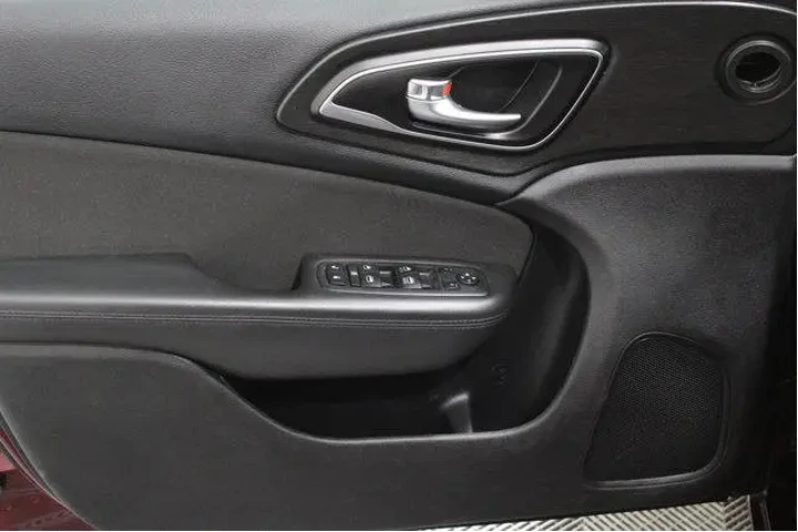 $14989 : Chrysler 200 2016 Limited 4d image 3