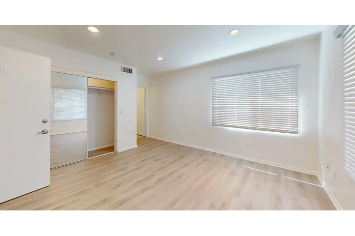 $4550 : Beautiful 4 bedroom apartment image 3