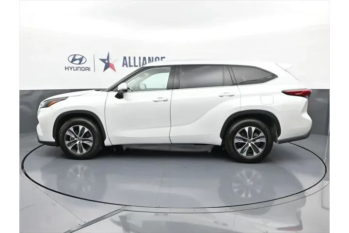 $31956 : Toyota Highlander 2022 XLE 4 image 4