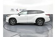 $31956 : Toyota Highlander 2022 XLE 4 thumbnail