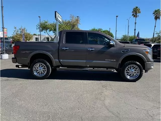 2017 Nissan Titan Crew Cab image 1