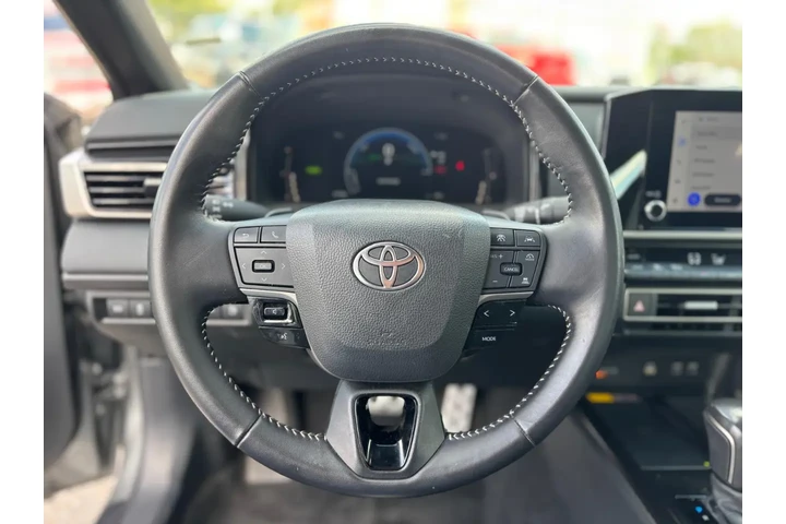 2025 Camry SE | image 10