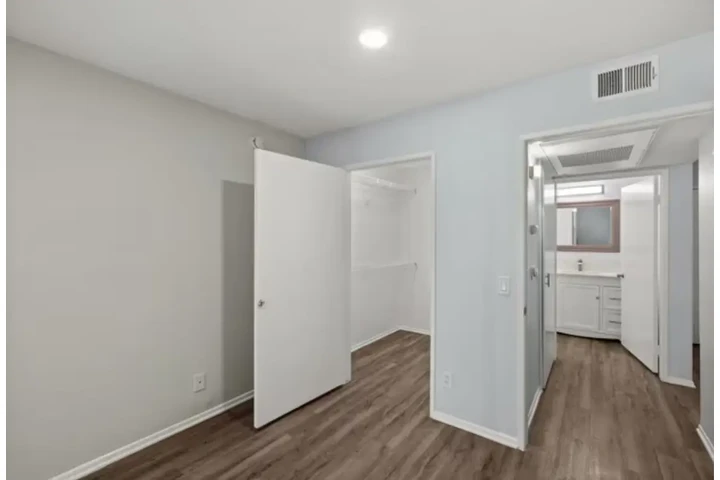 $1900 : 2 Bedroom Apartment in LA image 5