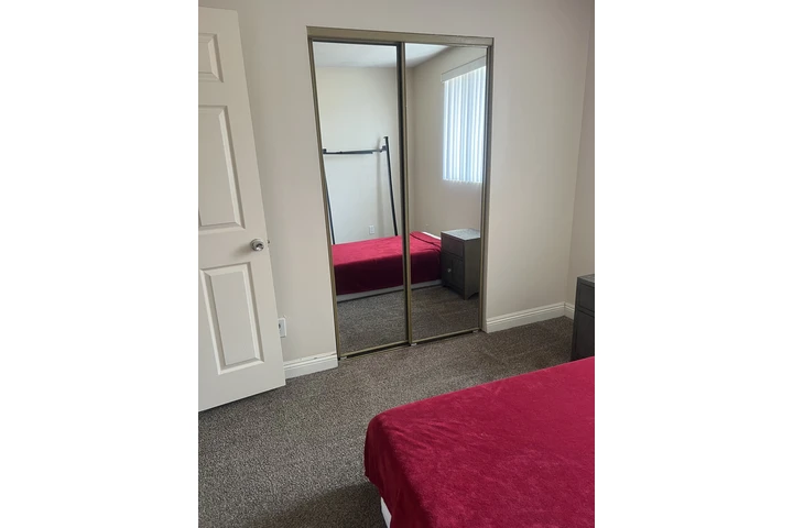 $950 : Rento Recamara image 2
