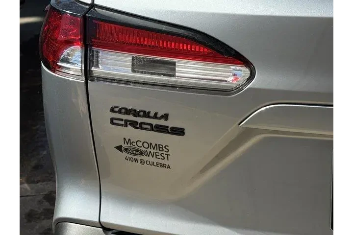 $25039 : Toyota Corolla Cross Hybrid image 8