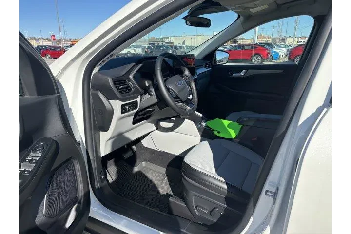 $35990 : Ford Escape Plug-In Hybrid 2 image 10