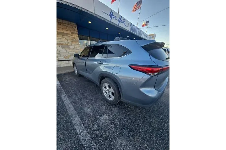 $25773 : Toyota Highlander 2022 LE 4d image 4