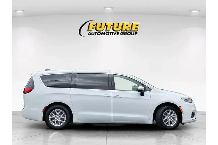 $22988 : Chrysler Pacifica 2023 Touri image 9