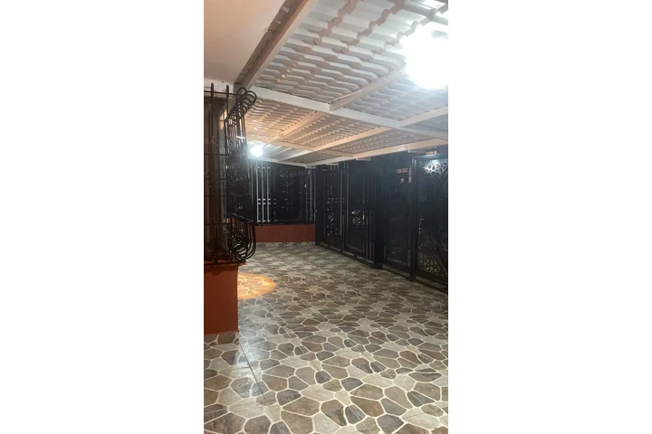 $5500000 : Casa Barrio La Flora image 5