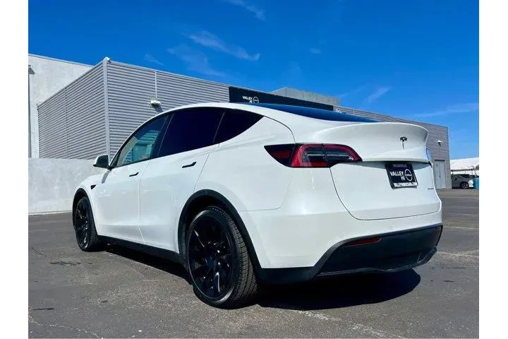 $27997 : Tesla Model Y 2021 AWD Long image 4