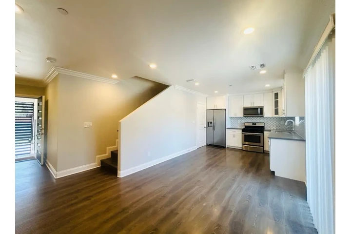 $1955 : 2 Bedroom Apt In Los Angeles image 2