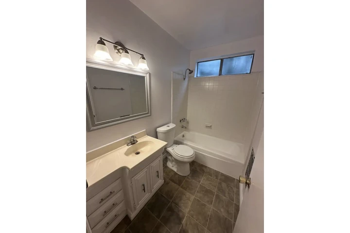 $1900 : 2 Bedroom Apt in James M Wood image 8