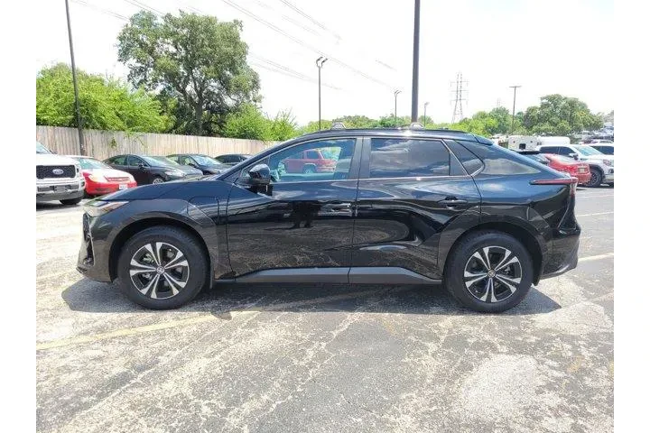 $31111 : Toyota bZ4X 2025 XLE 4dr Cro image 6