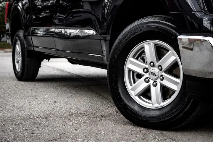 $33990 : Ford F-150 2023 4x4 XLT 4dr image 2