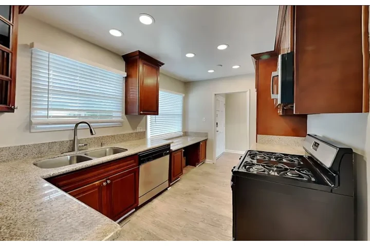 $3504 : Available 3Bed 1Bat in LA image 3