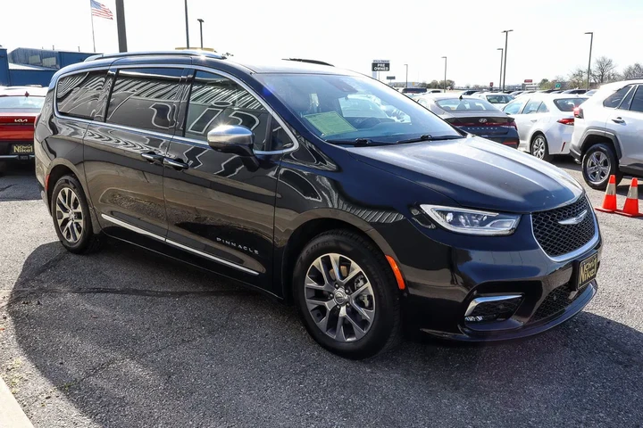 $42087 : 2024 Pacifica Hybrid Pinnacle image 3
