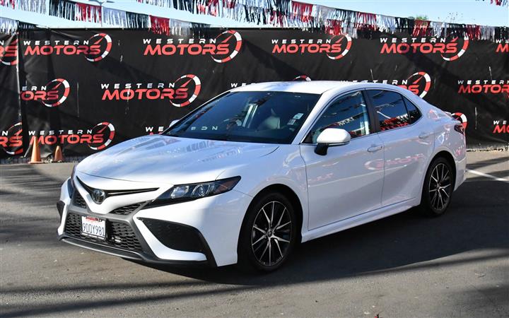 $26969 : Camry SE Sedan 4D image 3