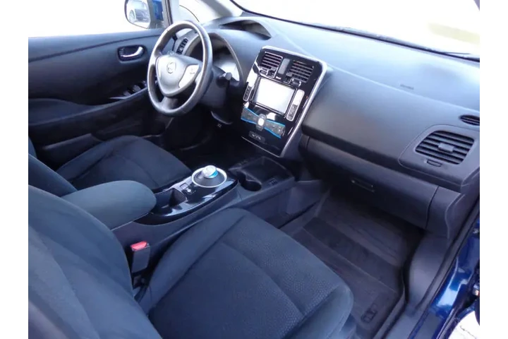 $5450 : 2017 LEAF SV image 10