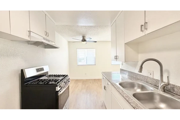 $1900 : 2 Bedroom apartment available image 5