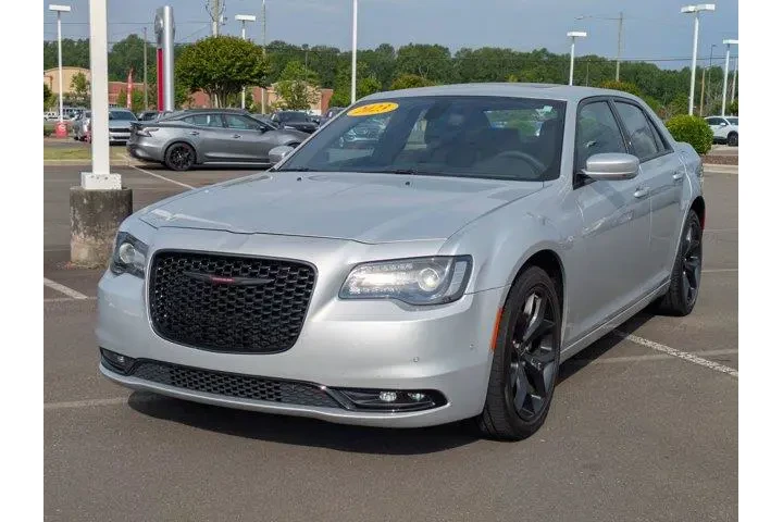 $28450 : Chrysler 300 2023 S V6 4dr S image 1