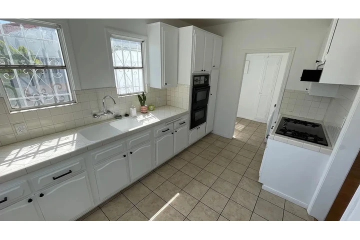 $1250 : renovated charming 2 bedroom image 5