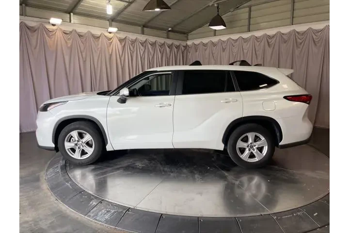 $30299 : Toyota Highlander 2023 LE 4d image 6