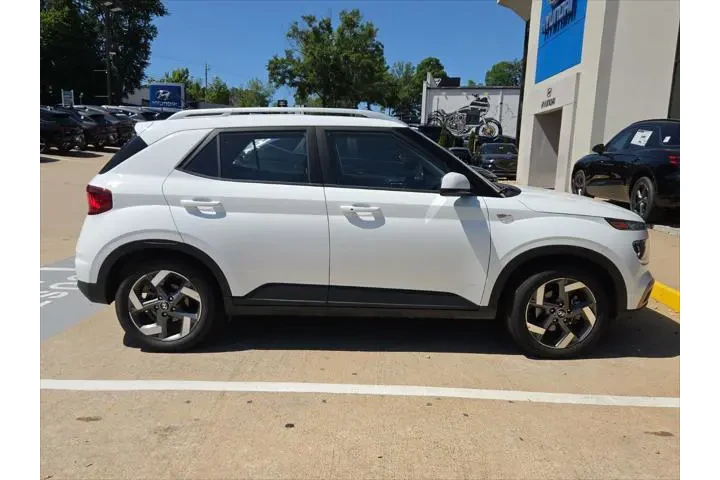 $18303 : Hyundai VENUE 2025 SEL 4dr C image 2