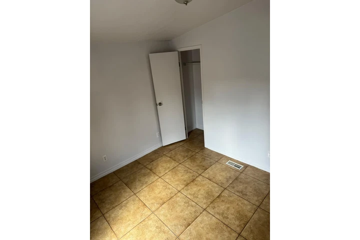 $1100 : Rento cuarto en Anaheim image 4