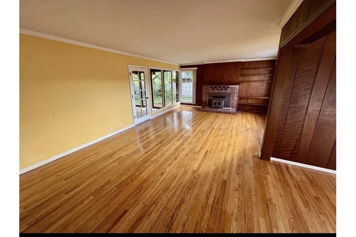 $950 : Well built Eureka home feature image 5