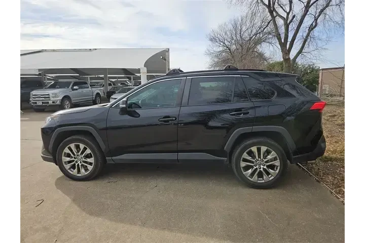 $23987 : Toyota RAV4 2021 XLE Premium image 4