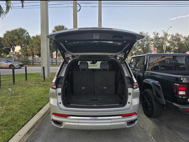 Grand cherokee 2022 overland image 3