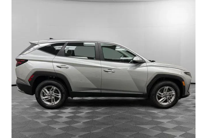$25988 : Hyundai TUCSON 2025 AWD SE 4 image 6