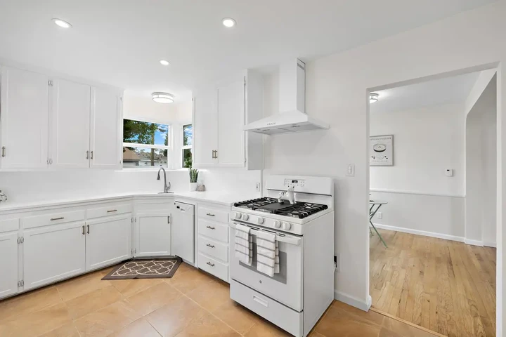 $1000 : Delightful two bedroom, 1 bath image 5