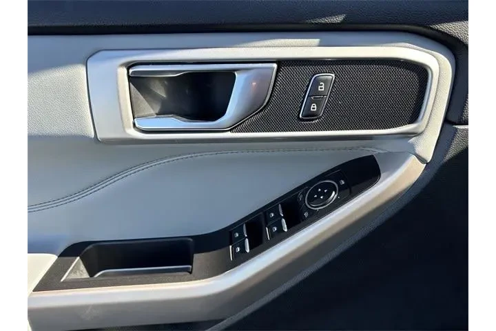 $31900 : Ford Explorer 2023 AWD XLT 4 image 5