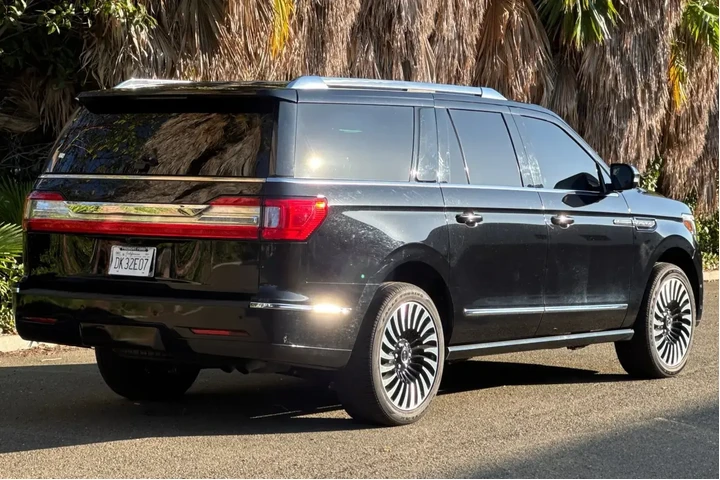 Lincoln Navigator L 2021 4x4 image 3