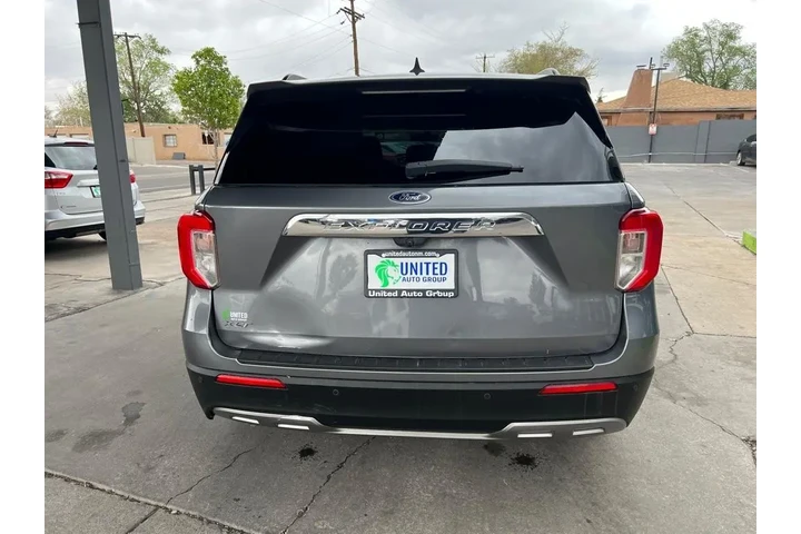 2022 Explorer XLT image 6
