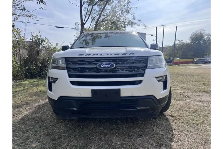 2019 Explorer XLT image 4