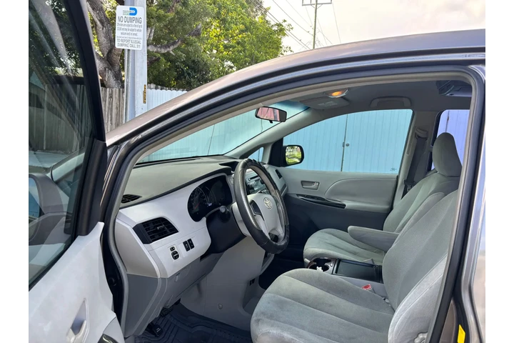 $5300 : 🚙2011 Toyota Siena 🚙CASH 🔥 image 8