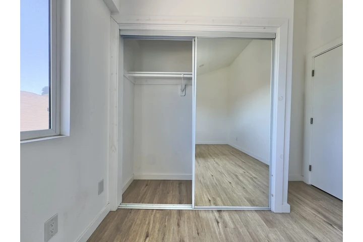 $2000 : 1-BED APARTMENT • CRENSHAW BLV image 6
