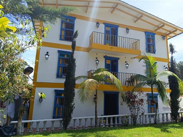 $2340000000 : VENTA CASA HOTEL EN GUATAPE image 2
