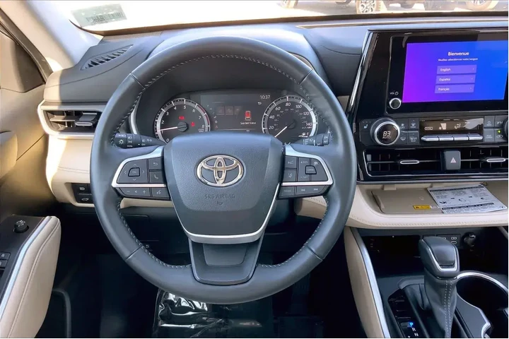 $37989 : Toyota Highlander 2023 L 4dr image 5
