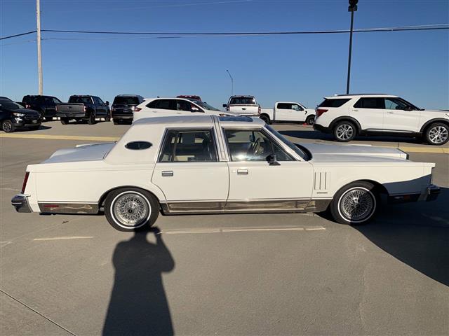 $14927 : 1982 Continentl Sedan image 4