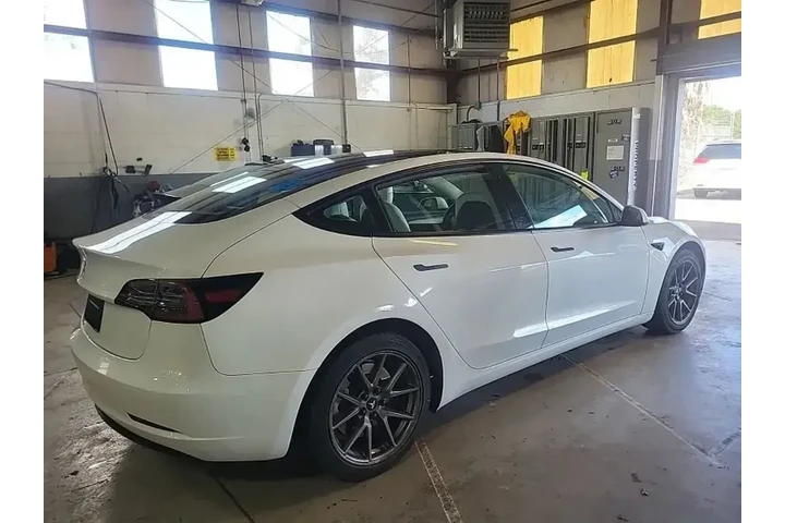 Tesla Model 3 2023 4dr Sedan image 4