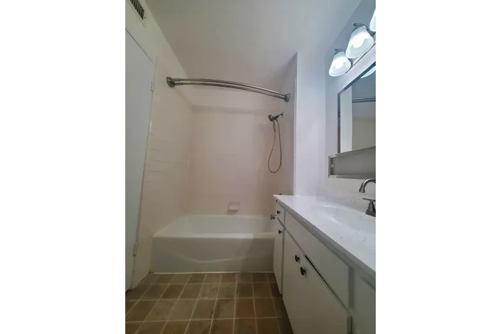 $1500 : Anaheim - Available Now image 8